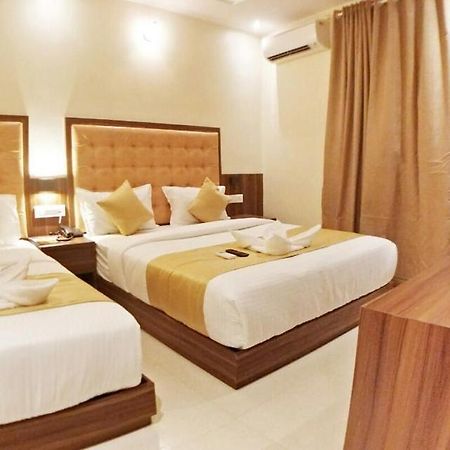 Hotel Emerald Near T2 International Airport Bombay Esterno foto