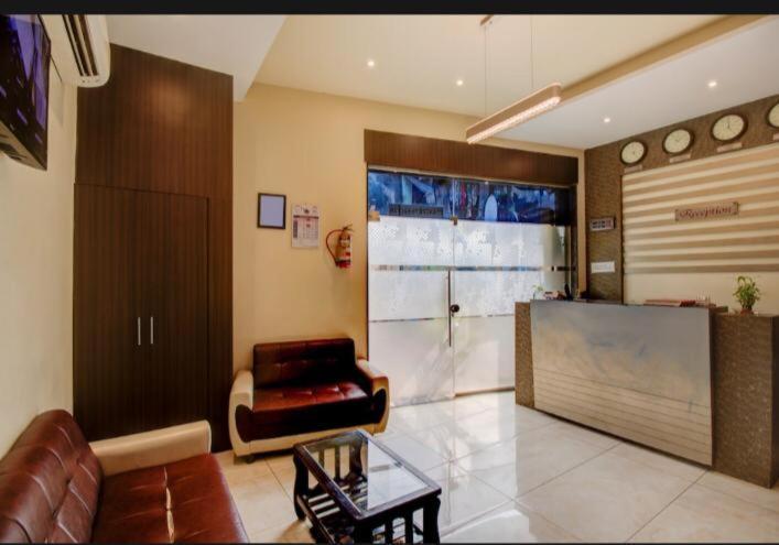 Hotel Emerald Near T2 International Airport Bombay Esterno foto