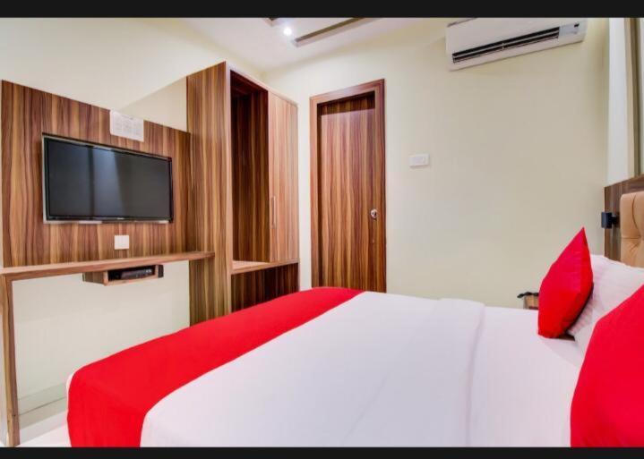 Hotel Emerald Near T2 International Airport Bombay Esterno foto