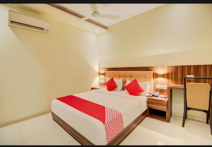 Hotel Emerald Near T2 International Airport Bombay Esterno foto