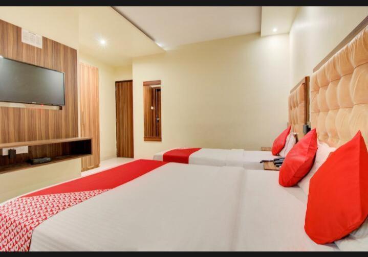 Hotel Emerald Near T2 International Airport Bombay Esterno foto