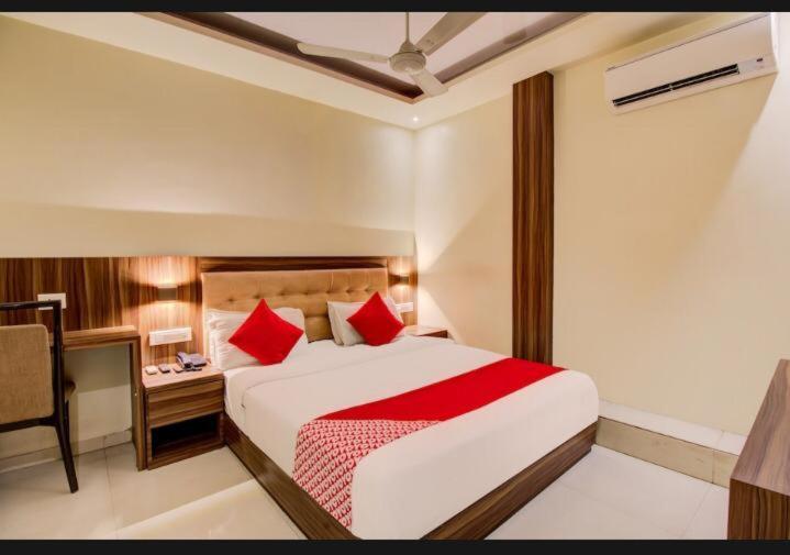 Hotel Emerald Near T2 International Airport Bombay Esterno foto