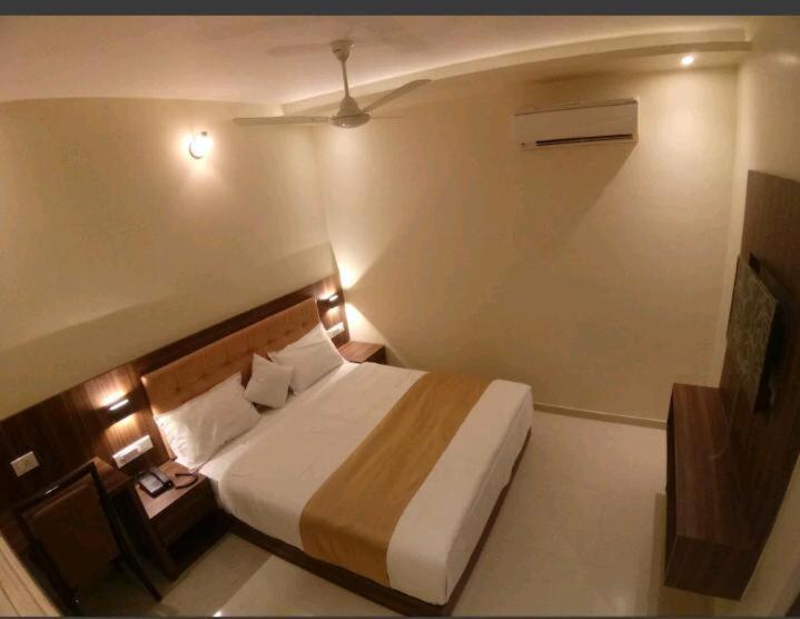 Hotel Emerald Near T2 International Airport Bombay Esterno foto